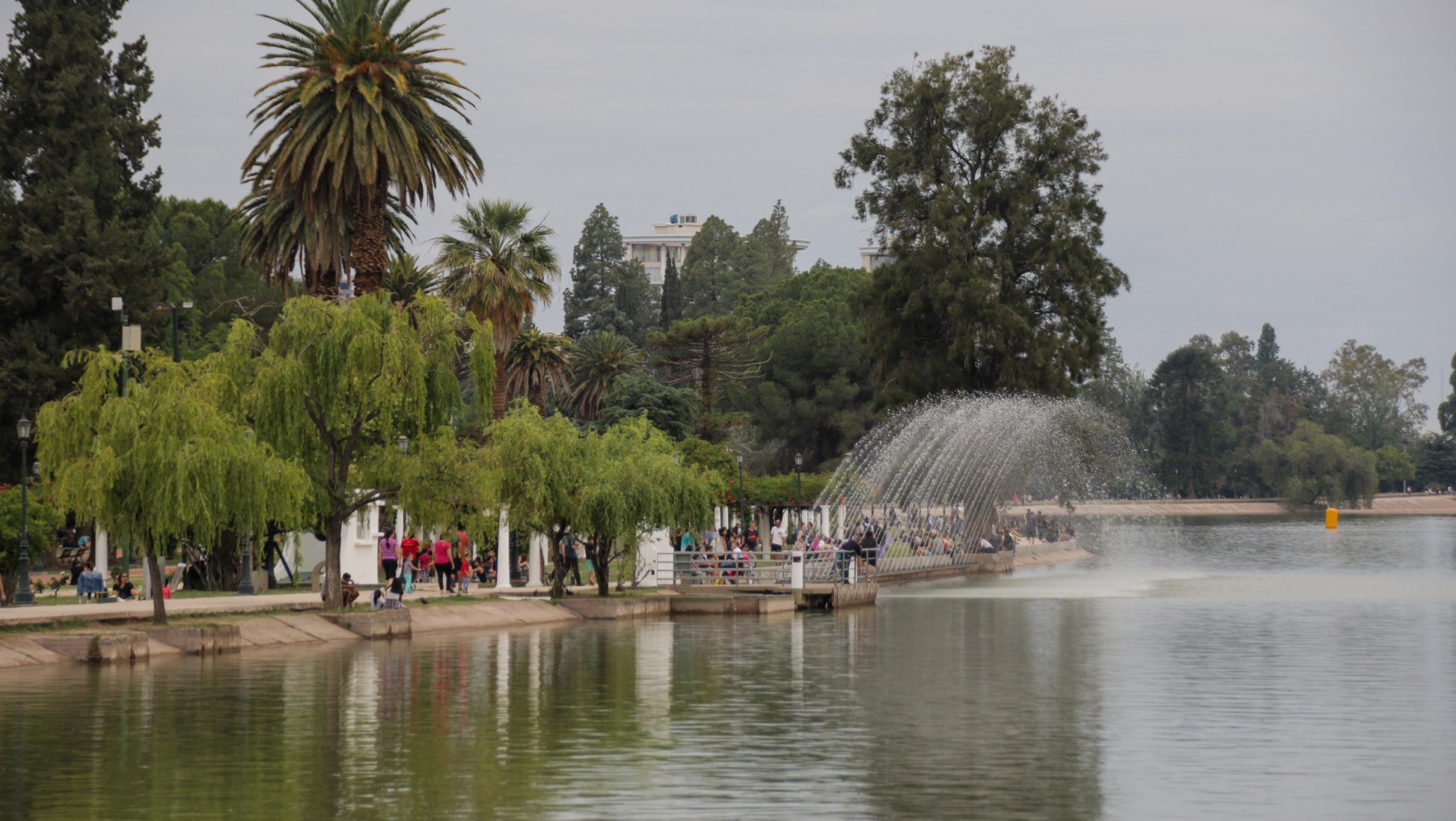 Se conoció la empresa a cargo de la nueva embarcación del lago del Parque